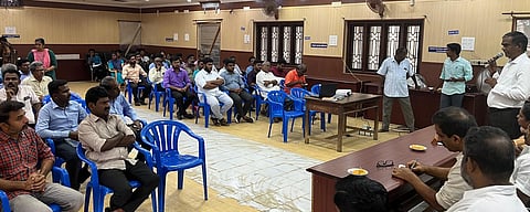  திண்டுக்கல்லில் உணவக உரிமையாளா் சங்கத்தினருடன் நடத்தப்பட்ட கலந்தாய்வுக் கூட்டத்தில் பேசிய ஆணையா் ந.ரவிச்சந்திரன்.