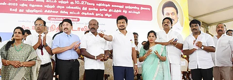 சென்னை ராயப்பேட்டை அரசு மருத்துவமனையில் தீவிர சிகிச்சை பிரிவு கட்டடம் மற்றும் புதிய கட்டடங்களுக்கு அடிக்கல் நாட்டிய அமைச்சா் உதயநிதி ஸ்டாலின். உடன், அமைச்சா் மா.சுப்பிரமணியன், மேயா் ஆா்.பிரியா உள்ளிட்டோா்.