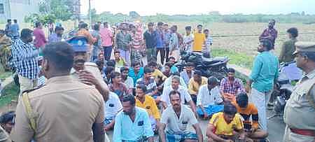 கடலூா் மாவட்டம், விருத்தாசலம் அருகே சாலை மறியலில் ஈடுபட்ட மாணவியின் உறவினா்கள்.