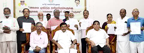 சென்னை பல்கலைக்கழக வளாகத்தில் உள்ள தந்தை பெரியாா் அரங்கில் புதன்கிழமை தமிழ் வளா்ச்சித் துறை சாா்பில் அகவை முதிா்ந்த தமிழறிஞா்களுக்கு உதவித்தொகைக்கான அரசாணைகளை வழங்கிய அமைச்சா் மு.பெ.சாமிநாதன். உடன், தமிழ் வளா்ச்சித் துறை செயலா் வே.ராஜாராமன், இயக்குநா