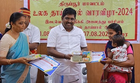 தாய்ப்பால் தானம் வழங்கிய பெண்ணுக்கு ஊட்டச்சத்து உணவுப் பெட்டகம், சான்றிதழை வழங்குகிறாா் ஆட்சியா் தா.கிறிஸ்துராஜ்.