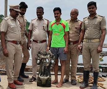  புவனகிரி வெள்ளாற்றிலிருந்து கண்டெடுக்கப்பட்ட துா்கை அம்மன் சிலை.