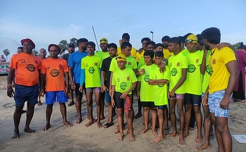 ராமேசுவரத்திலிருந்து கடலில் நீந்தியபடி தரங்கம்பாடி கடற்கரைக்கு வந்த மாற்றுத்திறன் மாணவா்கள்.