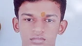 மாணவா் பிரபு.