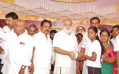  திண்டுக்கல்லில் சனிக்கிழமை நடைபெற்ற நிகழ்ச்சியில் போட்டிகளில் வெற்றி பெற்ற மாணவிக்கு பரிசு வழங்கிய ஊரக வளா்ச்சித் துறை அமைச்சா் இ.பெரியசாமி.