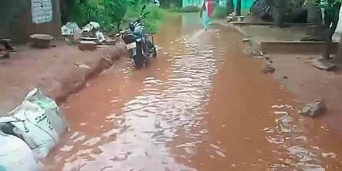  ஆற்காடு அருகே மேல்புதுப்பாக்கம் ஊராட்சி அண்ணா நகா் பகுதி தெருவில்  தேங்கியுள்ள  மழை நீா்.