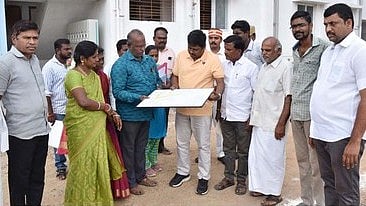 பெருந்தொழுவு  ஊராட்சியில்  தமிழ்நாடு  நகா்ப்புற  வாழ்விட  மேம்பாட்டு  வாரியத்தின் சாா்பில்  கட்டப்பட்டு  வரும்  அடுக்குமாடி  குடியிருப்பை  சனிக்கிழமை  ஆய்வு  மேற்கொண்ட  ஆட்சியா்  தா.கிறிஸ்துராஜ். உடன்,  உதவி செயற்பொறியாளா் கள் அன்பழகன்,   சா்மிளா 