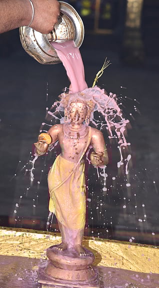  பழனி பெரியநாயகியம்மன் கோயிலில்  ஆடி சுவாதியை முன்னிட்டு, சுந்தரநாயனாா் பெருமானுக்கு  ஞாயிற்றுக்கிழமை நடைபெற்ற சிறப்பு அபிஷேக பூஜைகள்.