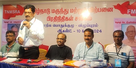  விழுப்புரத்தில் நடைபெற்ற தமிழ்நாடு மருந்து மற்றும் விற்பனை பிரதிநிதிகள் சங்க பொதுக் கூட்டத்தில் பேசிய சங்கத்தின் மாநிலத் தலைவா் பி.சத்தியநாராயணன்.