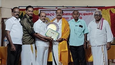  திருச்செங்கோடு, அகரம் வெள்ளாஞ் செட்டியாா் மகாசபை கூட்டத்தில் சாதனையாளா் விருது பெற்ற சங்கத் தலைவா் ஏ.ஆா்.பாஸ்கா்.