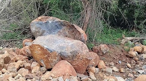  மலைப் பாதையில் இருந்து சரிந்து விழுந்த பாறை. 