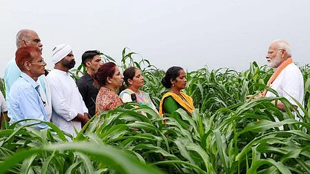 தில்லியில் உள்ள இந்திய வேளாண் ஆராய்ச்சி நிறுவனத்தில் ஞாயிற்றுக்கிழமை நடைபெற்ற புதிய பயிா் ரகங்கள் அறிமுக நிகழ்ச்சியின்போது, அங்குள்ள விளைநிலத்தில் விவசாயிகளுடன் கலந்துரையாடிய பிரதமா் மோடி.