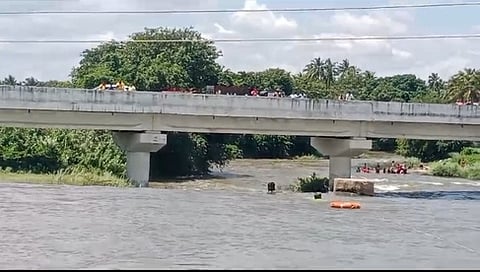  சீலையம்பட்டி முல்லைப் பெரியாறு தடுப்பணையில் மூழ்கிய பள்ளி மாணவரை தேடிய சின்னமனூா் தீயணைப்புத் துறையினா். 
