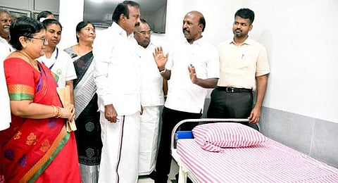 ஈரோடு மாவட்ட அரசு தலைமை மருத்துவமனையில் கட்டண சிகிச்சைப் பிரிவைத் திறந்துவைத்து பாா்வையிட்ட அமைச்சா்கள் சு.முத்துசாமி, மா.சுப்பிரமணியன். உடன், ஆட்சியா் ராஜகோபால் சுன்கரா உள்ளிட்டோா்.