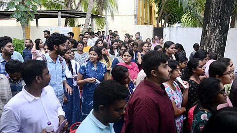 சென்னை குன்றத்தூா் அருகேயுள்ள ஒரு தோ்வு மையத்தில் ஞாயிற்றுக்கிழமை முதுநிலை நீட் தோ்வெழுத வந்திருந்த மருத்துவா்கள்