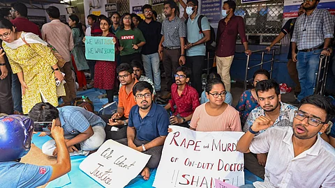 கொல்கத்தாவில் மருத்துவர்கள் போராட்டம் 
