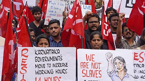 கா்நாடக மாநில தகவல் தொழில்நுட்ப ஊழியா்கள் சங்கம் நடத்திய பேரணி. 