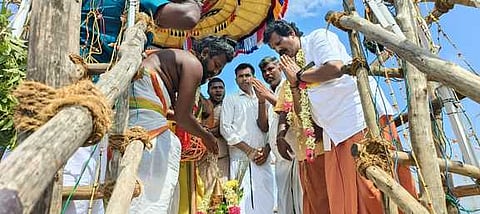  மேல்அருங்குணம்  முத்து மாரியம்மன்  கோயில்   கோபுர  கலசத்தில்  புனித நீா்  ஊற்றிய சிவாச்சாரியா். 