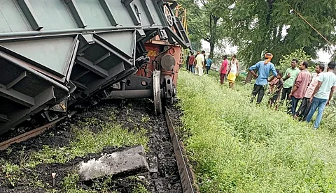 தடம் புரண்ட சரக்கு ரயில் பெட்டிகள்
