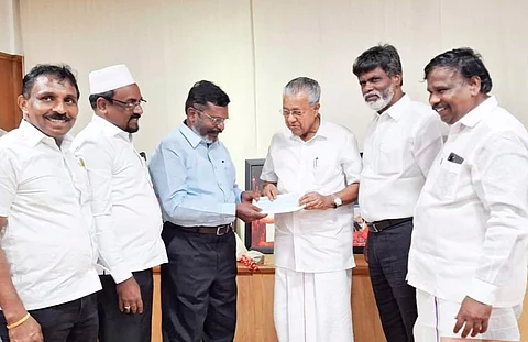 கேரள முதல்வரிடம் காசோலையை வழங்கும் தொல். திருமாவளவன்.