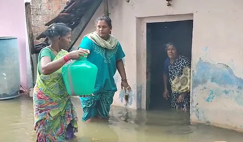 வீடுகளில் புகுந்த மழை நீர்.