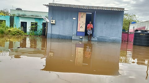 கொல்லப்பட்டியில் வீடுகளுக்குள் புகுந்த மழை நீா்.  