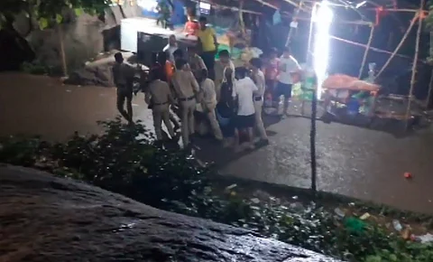 மீட்புப் பணியில் ஈடுபட்டுள்ள காவலர்கள்.
