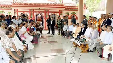 தாகேஸ்வரி கோயிலை செவ்வாய்க்கிழமை பாா்வையிட்ட பின்னா் செய்தியாளா்களைச் சந்தித்த வங்கதேச இடைக்கால அரசின் தலைவா் முகமது யூனுஸ்.