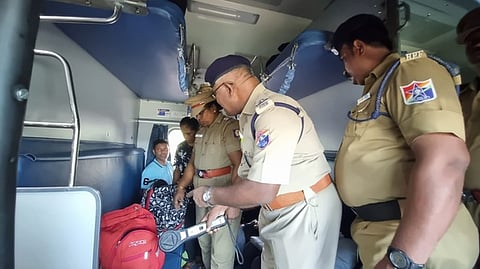 நாகை ரயில் நிலையத்தில் சோதனை செய்த ரயில்வே பாதுகாப்பு படையினா்.