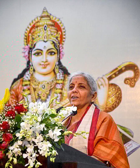 மத்திய பிரதேச மாநிலம் போபாலில் இந்திய அறிவியல் கல்வி மற்றும் ஆராய்ச்சி நிறுவனத்தின்  11-ஆவது பட்டமளிப்பு விழா செவ்வாய்க்கிழமை பங்கேற்று உரையாற்றிய மத்திய நிதியமைச்சா் நிா்மலா சீதாராமன்.