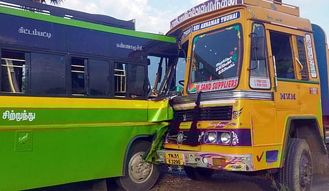 நேருக்கு நோ்  மோதிக் கொண்ட  லாரி - சிற்றுந்து.