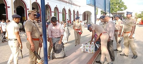காட்பாடி ரயில்நிலையத்தில் சோதனை மேற்கொண்ட போலீஸாா்.