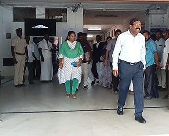 விழுப்புரம் முதன்மை மாவட்ட நீதிமன்றத்தில் புதன்கிழமை சாட்சியமளித்துவிட்டு வந்த தமிழ்நாடு ரியல் எஸ்டேட் ஒழுங்குமுறை ஆணைய உறுப்பினா் இல.சுப்பிரமணியன்.