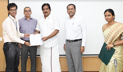 வணிகவரித் துறையில் வரி பகுத்தாய்வுப் பிரிவில் சிறப்பாக பணியாற்றி அரசுக்கு கூடுதல் வருவாய் ஈட்டித்தந்த அலுவலர்களுக்கு தலா ரூ.1,00,000 ஊக்கத்தொகைக்கான காசோலையை வழங்கிய அமைச்சர் பி.மூர்த்தி. 