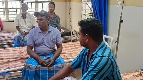 மருத்துவமனையில் சிகிச்சைப் பெற்றுவரும் தாக்குதலுக்குள்ளாக்கப்பட்ட மீனவர்கள்