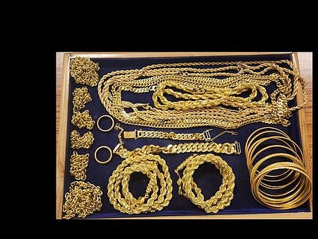 திருச்சி விமான நிலையத்தில் செவ்வாய்க்கிழமை பறிமுதல் செய்யப்பட்ட தங்க நகைகள்.