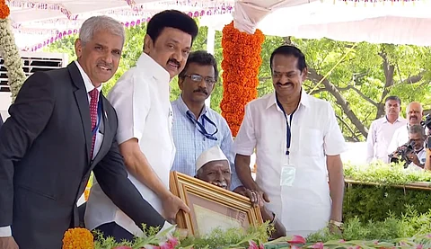 காங்கிரஸ் மூத்த தலைவர் குமரி அனந்தனுக்கு ‘தகைசால் தமிழா்’ விருதை வழங்கி கெளரவித்தார் முதல்வர் மு.க.ஸ்டாலின்.