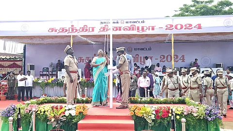 நாமக்கல்லில், சுதந்திர நாளையொட்டி வியாழக்கிழமை நடைபெற்ற விழாவில்  மாவட்ட ஆட்சியர் ச.உமா தேசியக்கொடியை ஏற்றி வைத்து மரியாதை செலுத்தினார்.