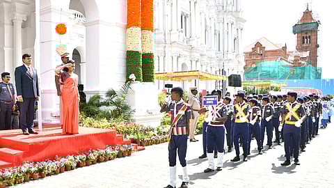 சுதந்திர தினத்தை முன்னிட்டு பெருநகர சென்னை மாநகராட்சி ரிப்பன் மாளிகையில் தேசிய கொடியேற்றி மரியாதை செலுத்தி அணிவகுப்பு மரியாதையை ஏற்ற மேயா் ஆா்.பிரியா. உடன் ஆணையா் ஜெ.குமரகுருபரன்.