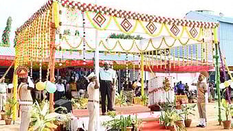 திருச்சி கல்லுக்குழி ரயில்வே மைதானத்தில் தேசிய கொடியேற்றிய ரயில்வே கோட்ட மேலாளா் எம்.எஸ். அன்பழகன். 