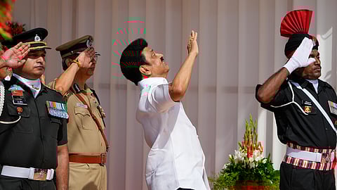 78-வது சுதந்திர தினத்தை முன்னிட்டு கோட்டை கொத்தளத்தில் தமிழக முதல்வர் மு.க.ஸ்டாலின் தேசியக் கொடியை ஏற்றி வைத்தார்.