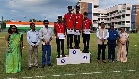 திருச்சி சந்தானம் வித்யாலயா மேல்நிலைப் பள்ளியில் வியாழக்கிழமை நடைபெற்ற  விழாவில் போட்டிகளில் வென்றோருக்கு சான்றிதழ் வழங்கிய முன்னாள் கிரிக்கெட்  வீரா் எஸ். பத்ரிநாத்.  உடன்  பள்ளி இயக்குநா் அபா்ணா, தலைவா் சந்திரமௌலி