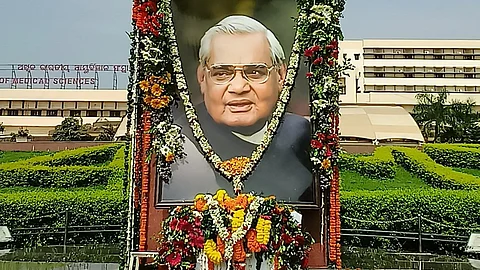 ‘சதைவ் அடல்’ நினைவிடத்தில் முன்னாள் பிரதமர் வாய்பாயிக்கு மாலை அணிவித்து மரியாதை செலுத்தப்பட்டது. 