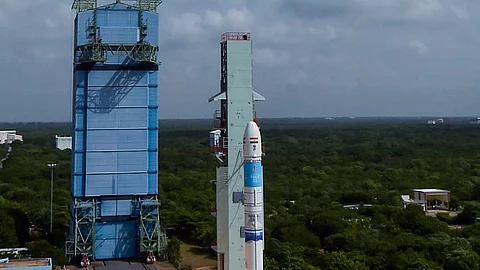 ஆந்திர மாநிலம், ஸ்ரீஹரிகோட்டா ஏவுதளத்திலிருந்து, புவியை கண்காணிக்கும், இஓஎஸ்-08 செயற்கைக்கோளை சுமந்தபடி, எஸ்எஸ்எல்வி - டி3 ராக்கெட் இன்று (ஆகஸ்ட் 16) காலை 9:17 மணிக்கு விண்ணில் சீறி பாய்ந்தது.