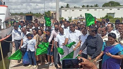 பயணிகள் கப்பல் போக்குவரத்தைத் தொடங்கி வைத்தபோது