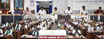  வேலூா் மாவட்ட வருவாய் அலுவலா் த.மாலதி தலைமையில் நடைபெற்ற மாவட்ட விவசாயிகள் குறைதீா் கூட்டத்தில் பங்கேற்றோா். 