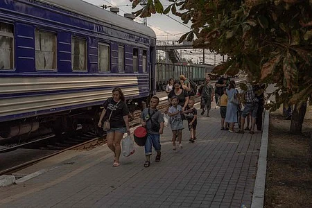 ரஷிய படை முன்னேறிவருவதால் உக்ரைனின் போக்ரோவ்ஸ்க் நகரிலிருந்து ரயில் மூலம் வெளியேறும் பொதுமக்கள்.