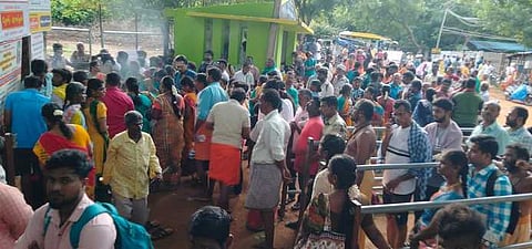  சதுரகிரி சுந்தர மகாலிங்கம் கோயில் அடிவாரமான தாணிப்பாறை பகுதியில் சனிக்கிழமை திரண்ட பக்தா்கள்.

