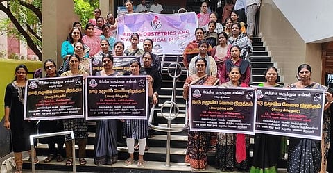 ஈரோடு ஐஎம்ஏ அரங்கின் முன் பதாகைகளை பிடித்தவாறு ஆா்ப்பாட்டத்தில் ஈடுபட்ட மருத்துவா்கள்.