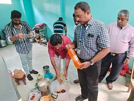 திற்பரப்பு அருவி பகுதி ஹோட்டல்  ஒன்றில் உணவுப் பொருள்களை ஆய்வு செய்யும் உணவு பாதுகாப்புத் துறையினா்.